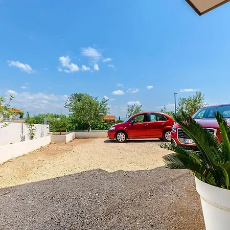 Diora And Silver Apartment